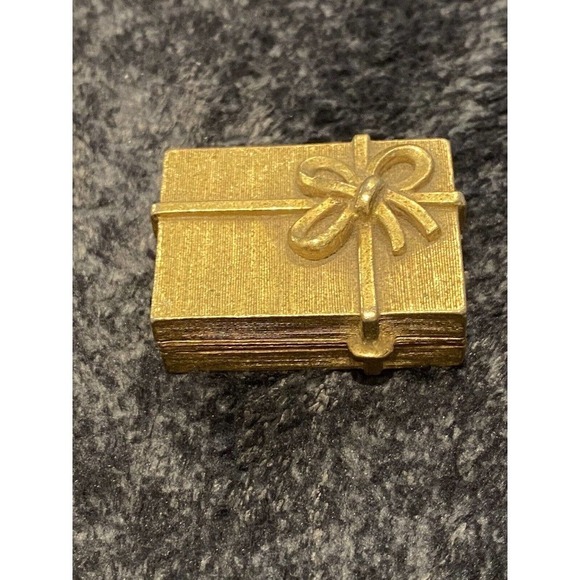 VINTAGE ESTEE LAUDER Youth Dew SOLID PERFUME GOLD GIFT BOX COMPACT EMPTY - Picture 1 of 12
